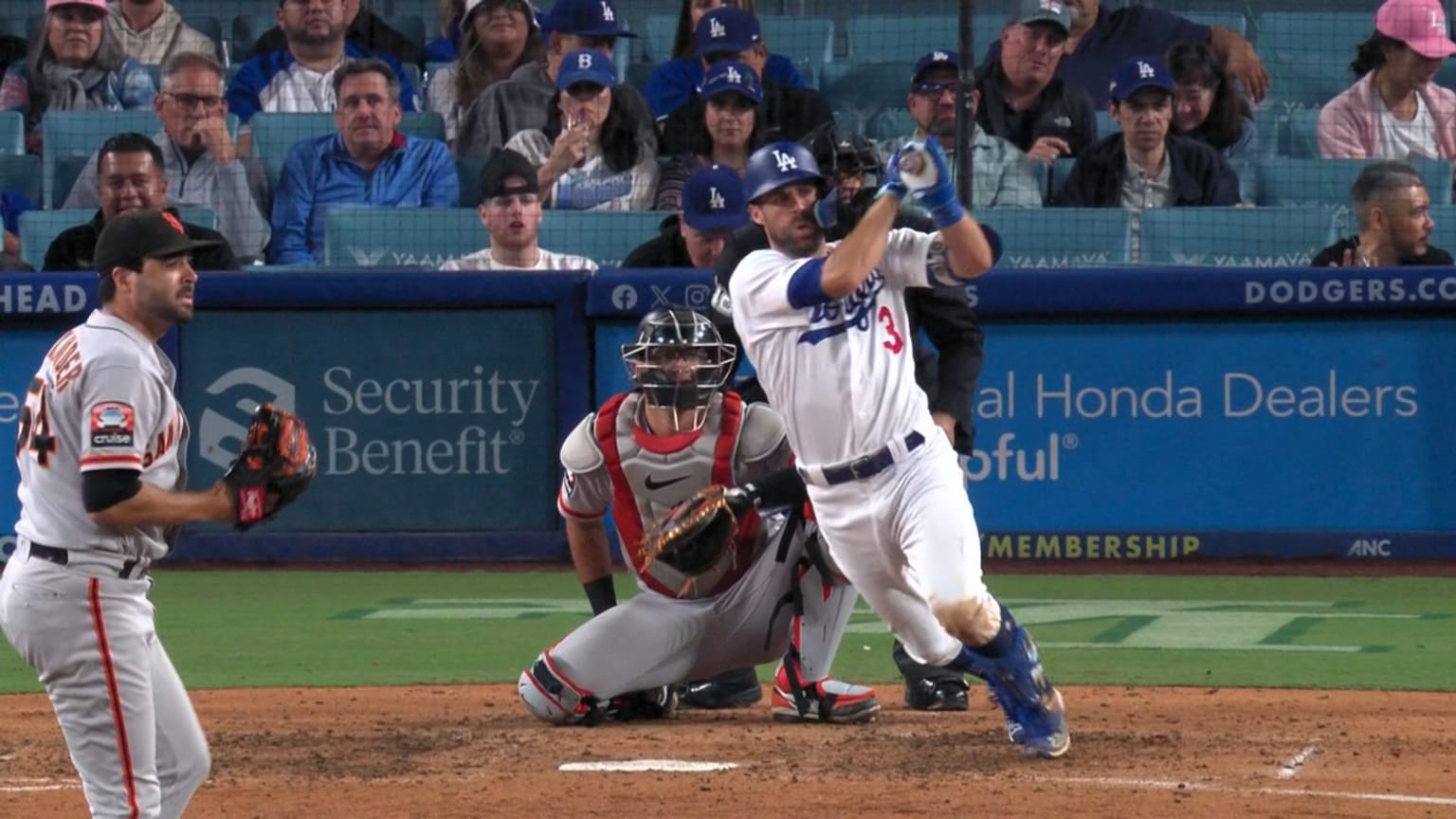 Chris Taylor's defense, RBI single in 10th lifts Dodgers to 3-2