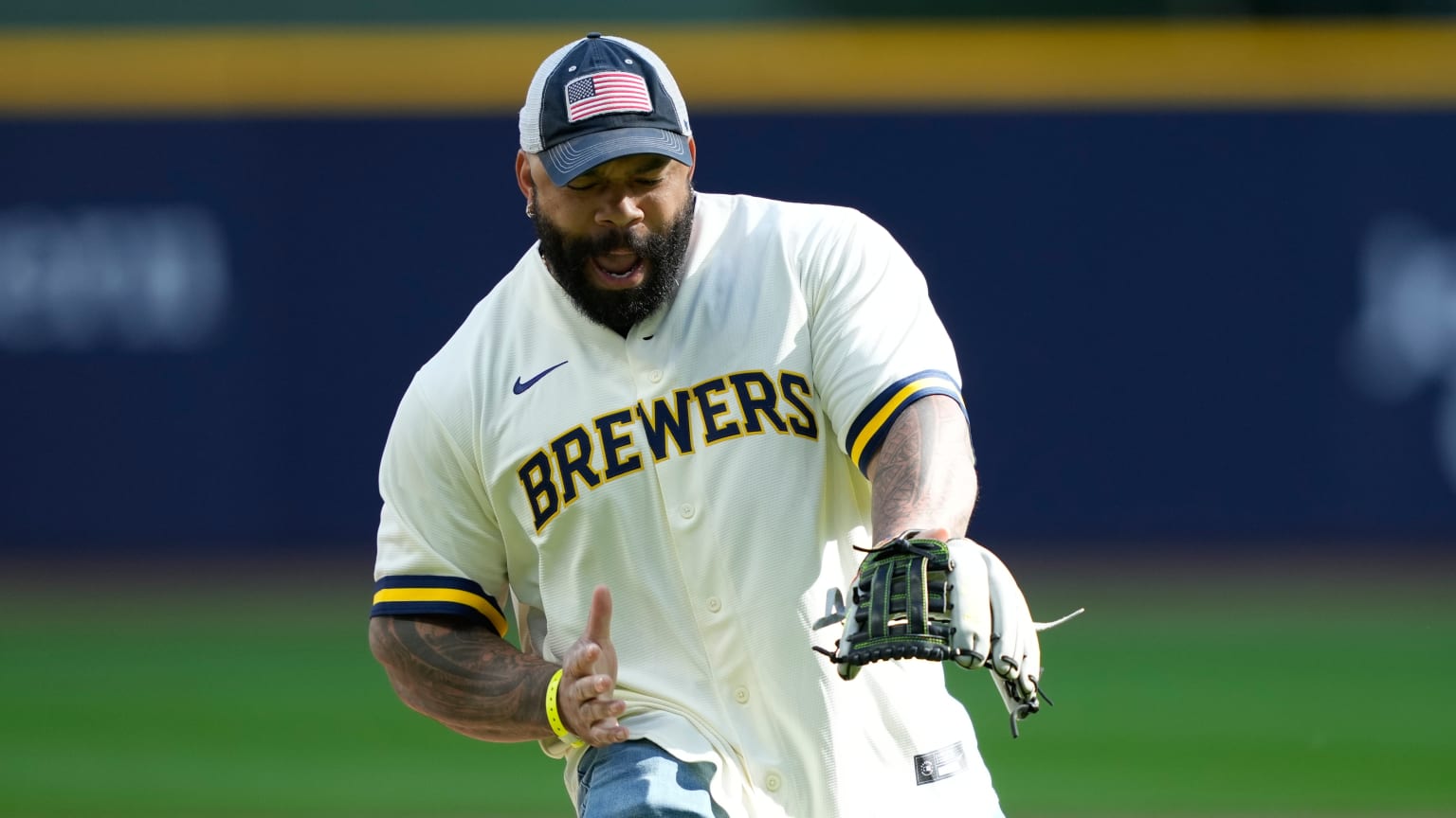 Eric Thames' ceremonial first pitch in Milwaukee | 10/04/2026 ...