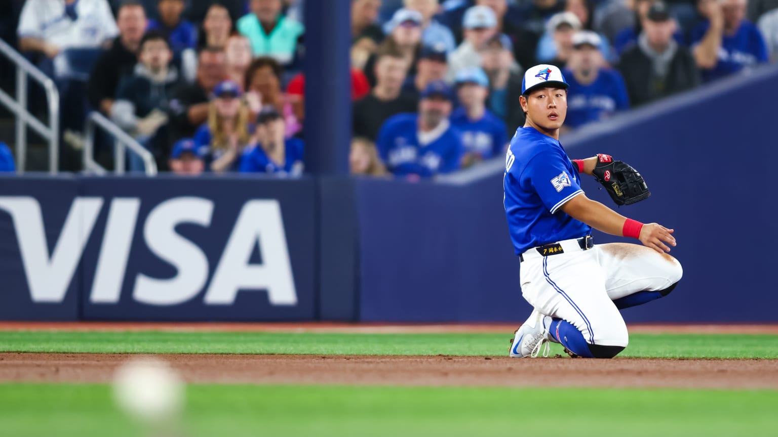 Kazuma Okamoto's diving play at third | 04/25/2026 | MLB Japan