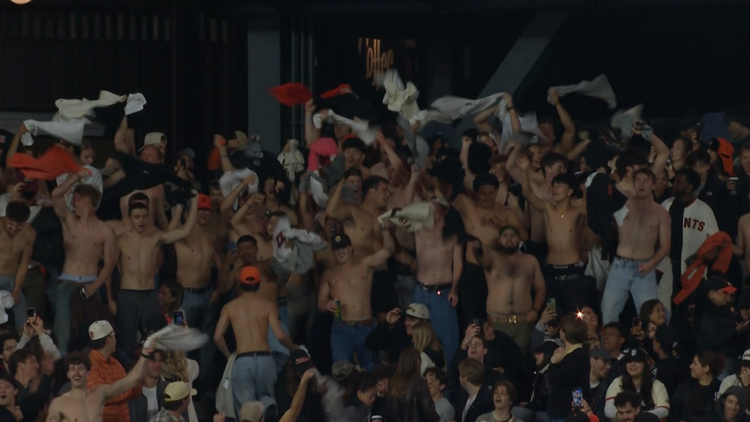 Giants fans participate in 'Tarps Off' movement | 05/22/2026 | MLB.com