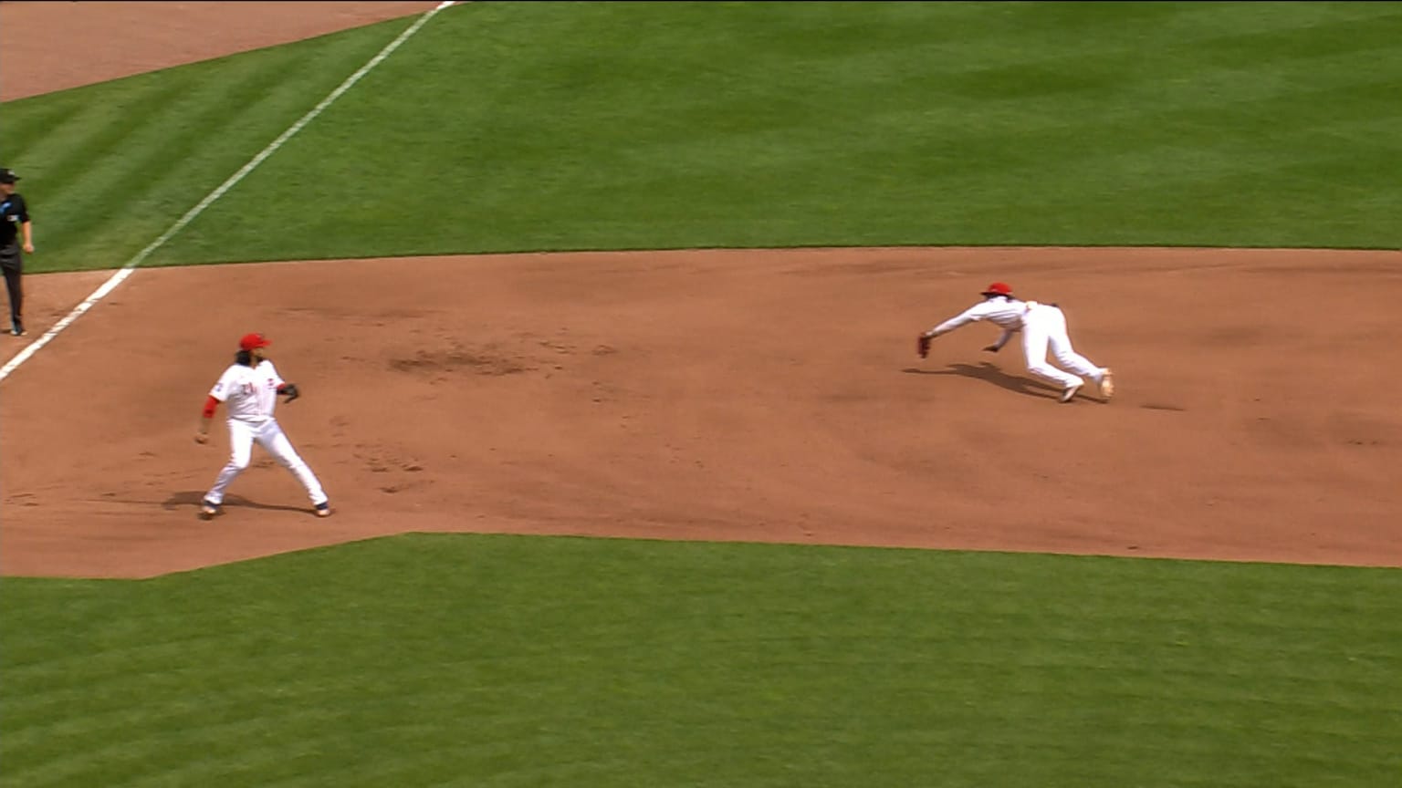 Elly De La Cruz's nifty diving stop | 04/12/2026 | MLB.com