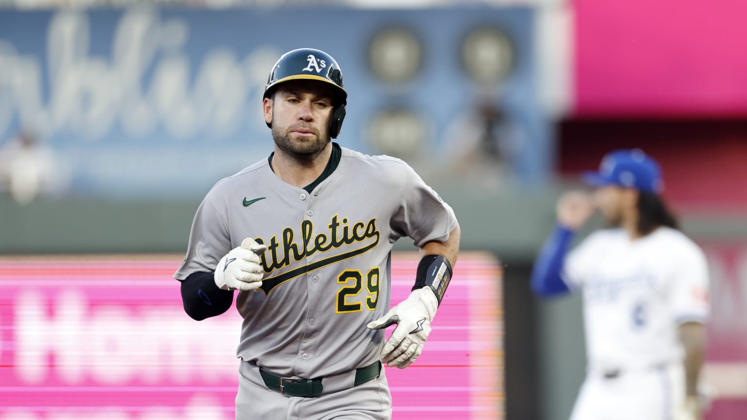 Austin Wynns' first home run with the A's (4)