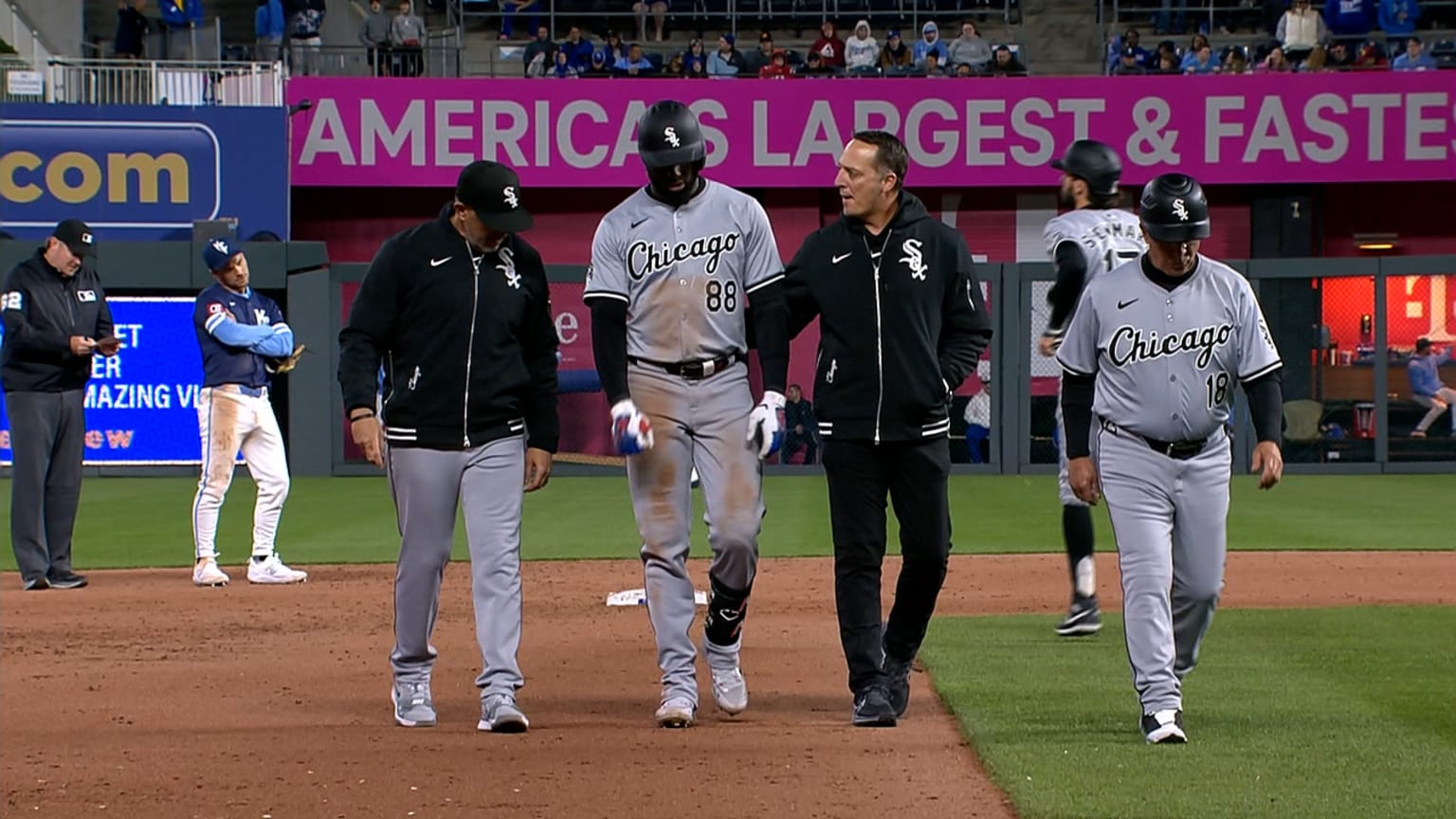 luis-robert-jr-exits-game-with-injury-in-9th-inning-04-05-2024-mlb