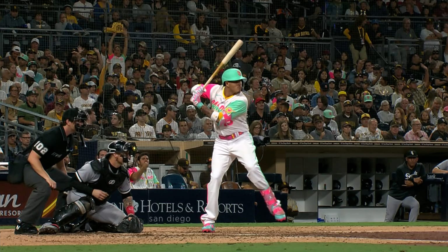 Manny Machado's solo homer in the bottom of the 7th 10/01/2022 San