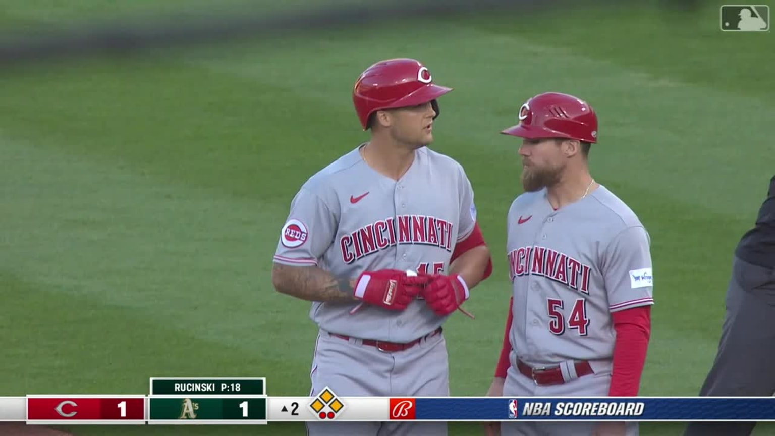 Nick Senzel bloops an RBI single to center field | 04/28/2023 ...