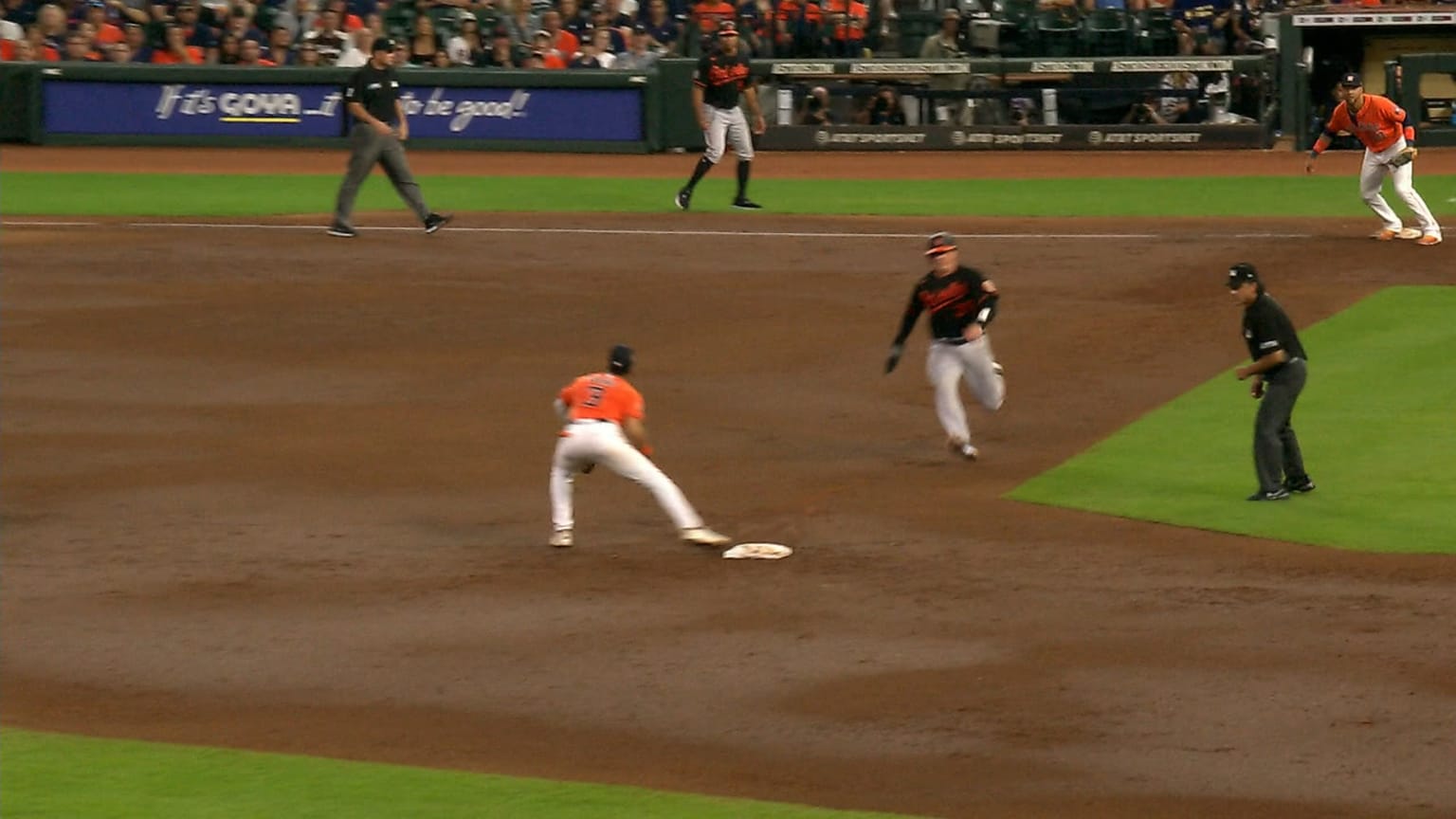 Jose Altuve hustles to turn two in the 3rd inning | 08/26/2022 ...
