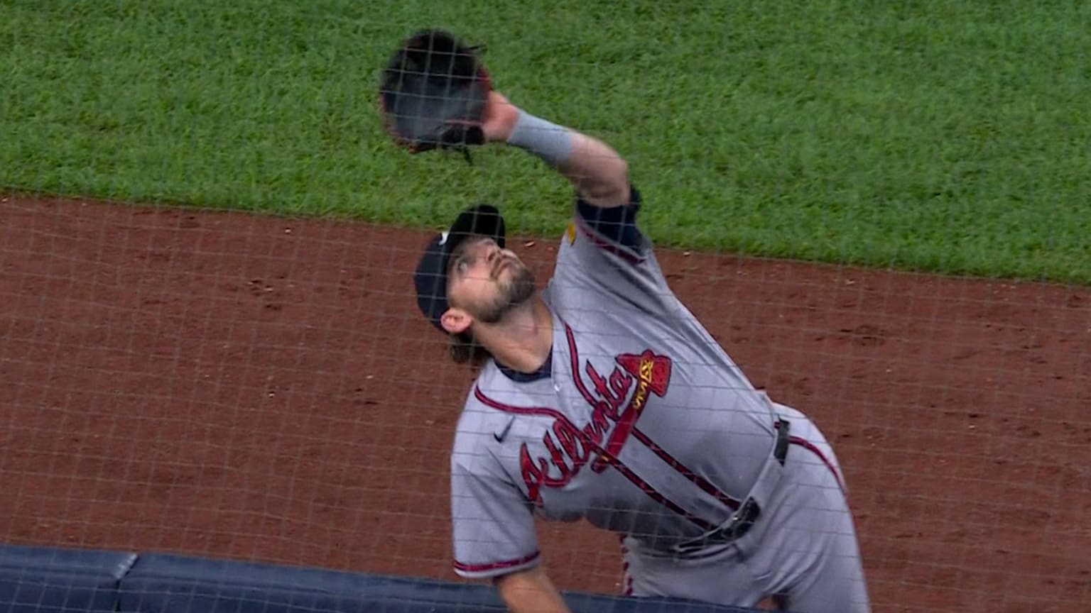 Austin Riley's difficult grab in foul territory | 08/07/2026 | MLB.com
