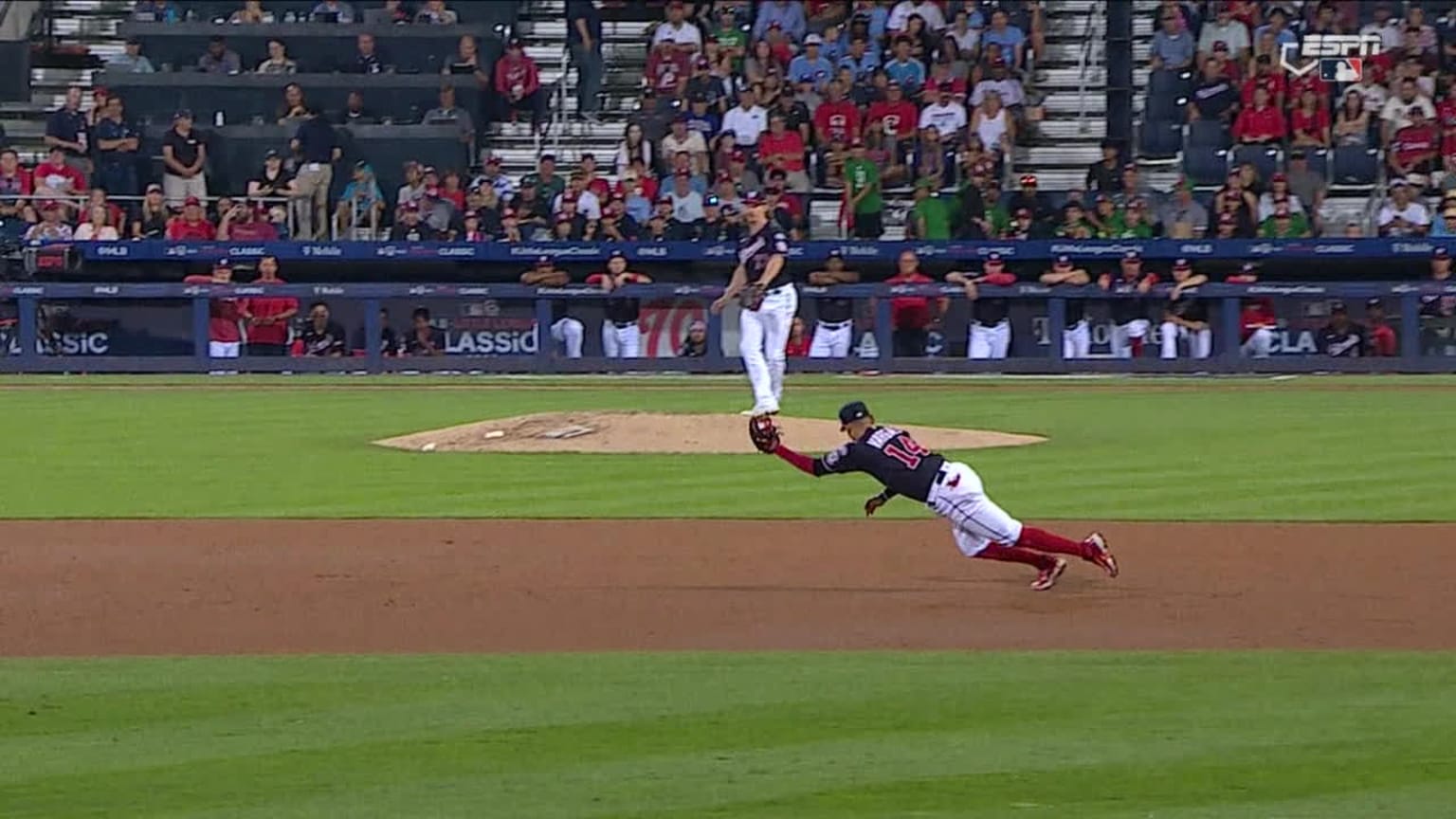 Ildemaro Vargas makes a diving play at third base | 08/20/2023 ...