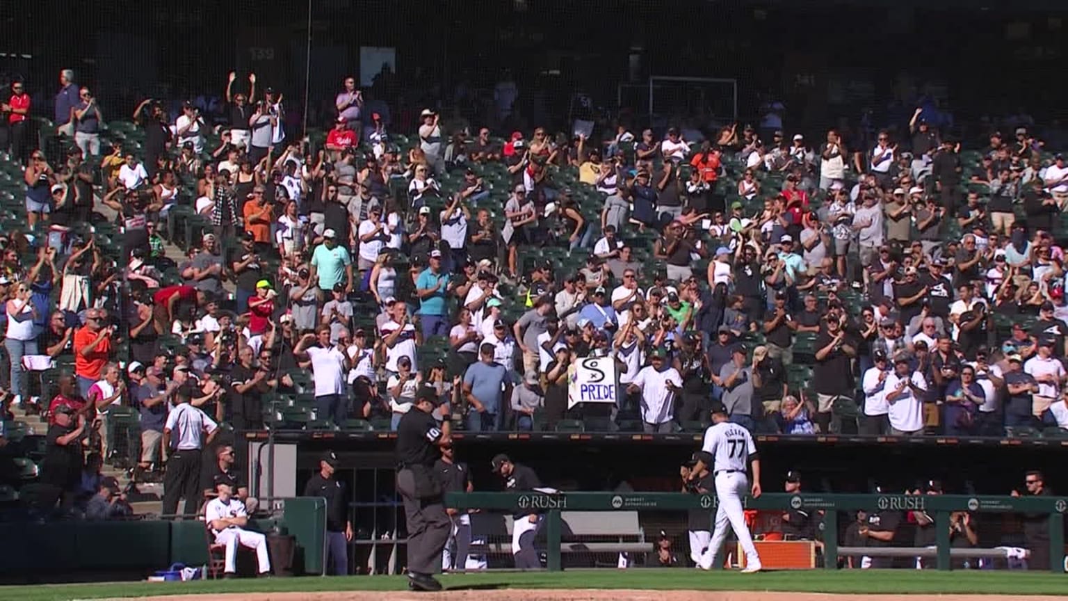 Chris Flexen receives standing ovation 09/26/2024 Chicago White Sox