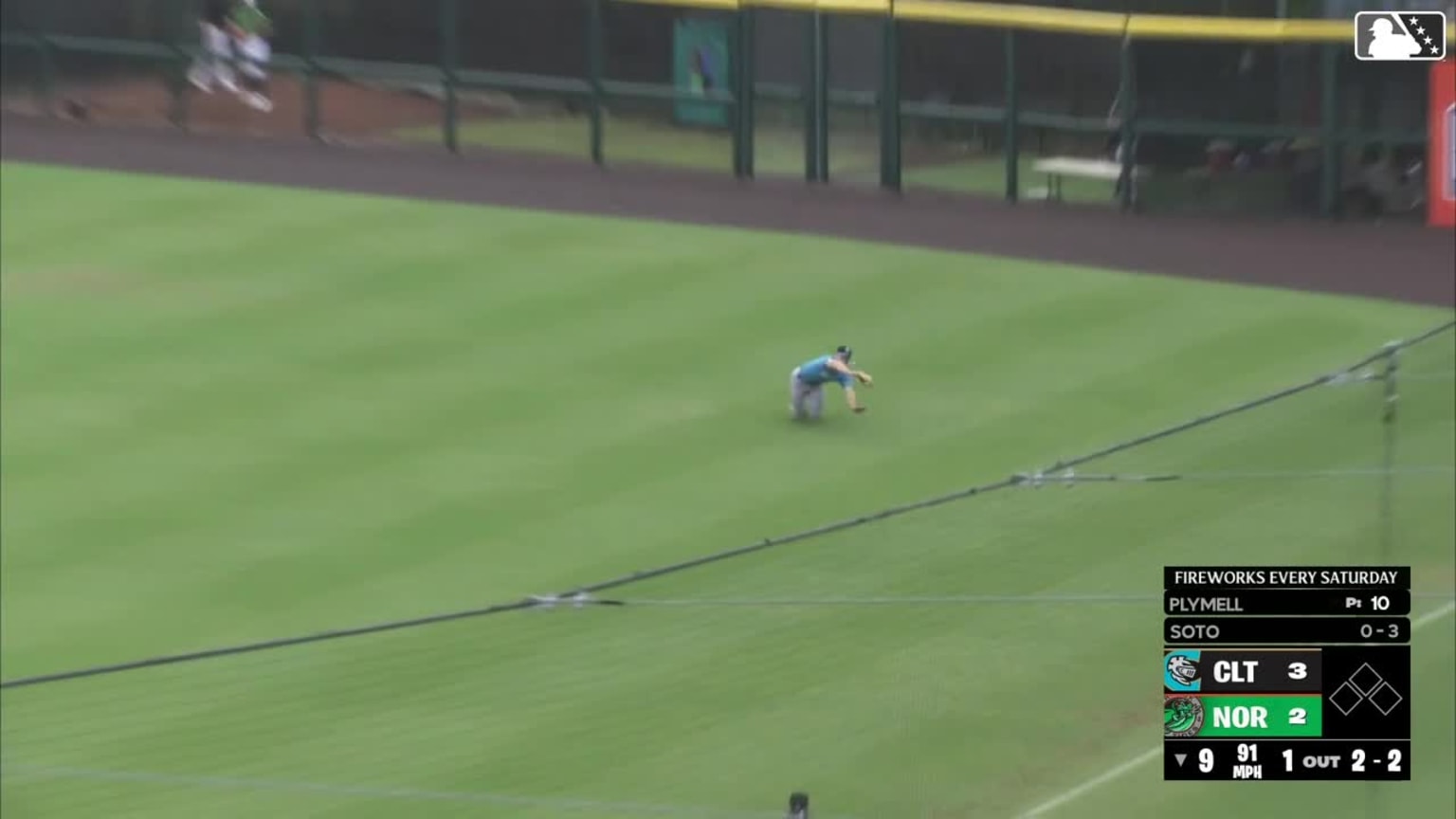 Will Robertson charges in and makes a diving catch | 08/21/2025 | San ...