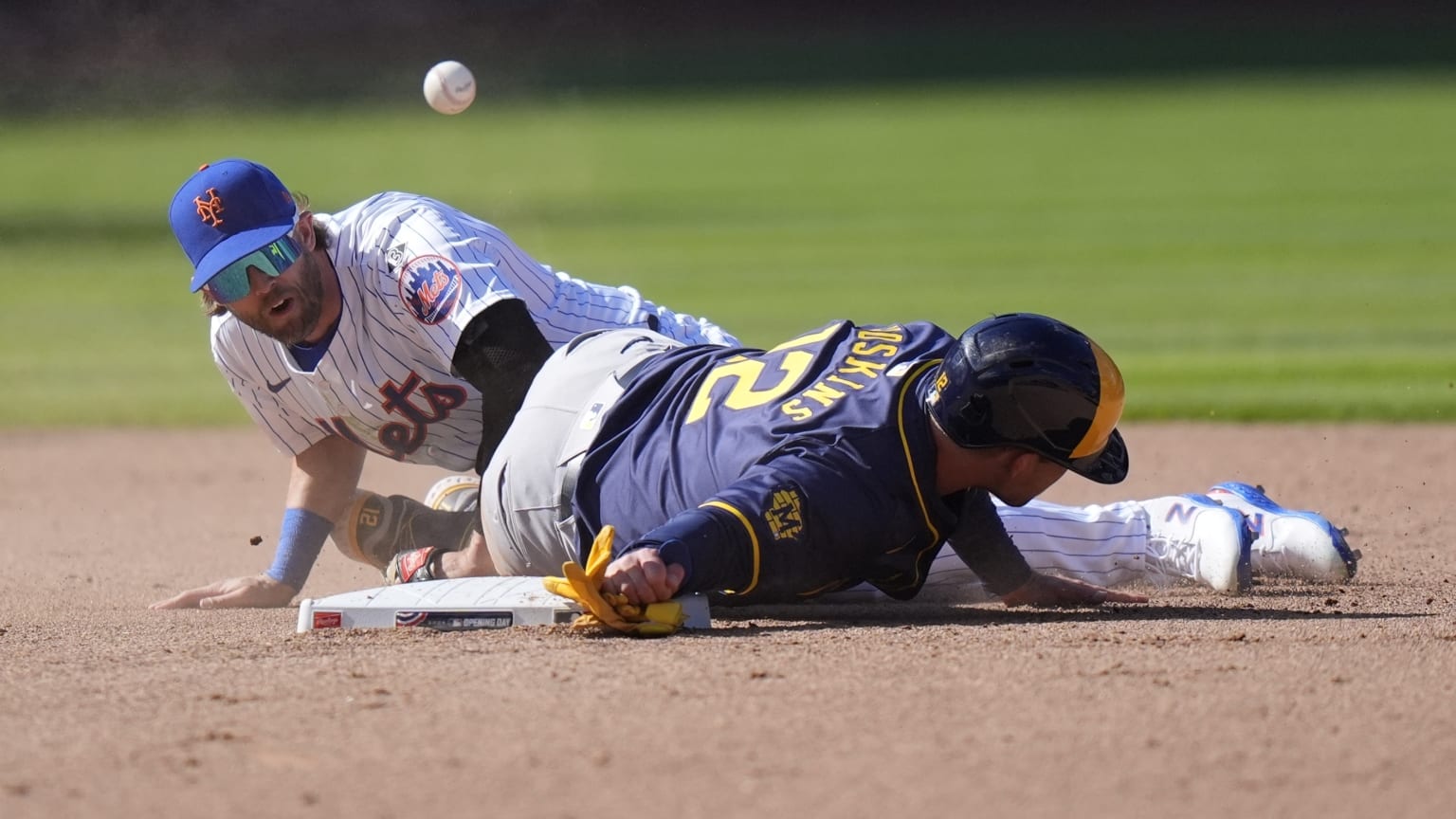 Mets' and Brewers' benches clear after slide 03/29/2024