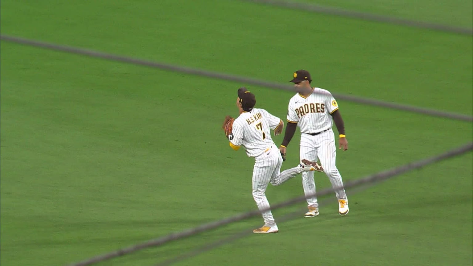HaSeong Kim makes a nice backhanded grab in the 4th 04/03/2023 San Diego Padres