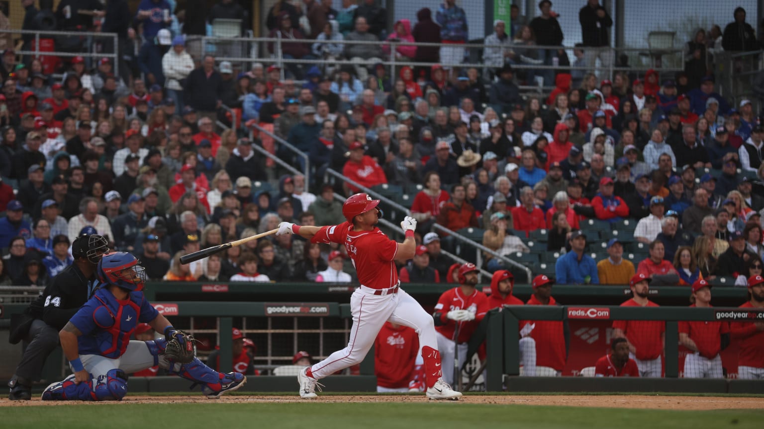 Spencer Steer crushes a solo home run to left field 03/07/2024