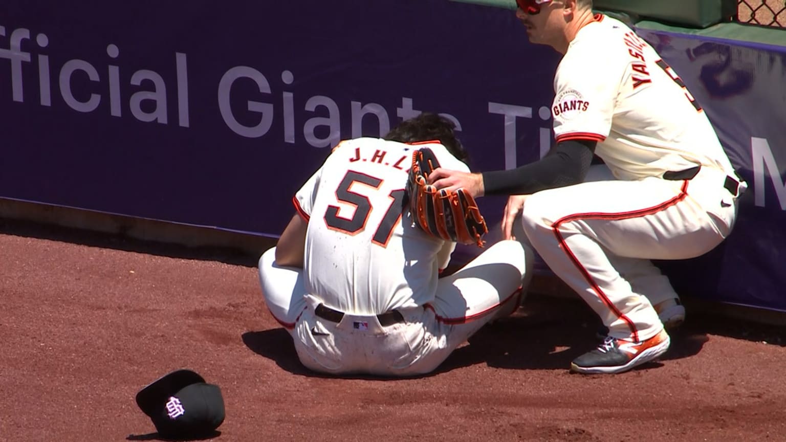 Jung Hoo Lee exits after hitting the wall in center | 05/12/2024 | San Francisco Giants