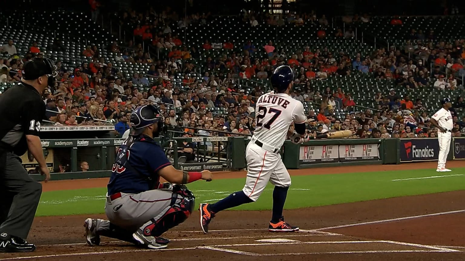 Jose Altuve exits game against Marlins after fouling pitch off his shin in  1st inning - Newsday