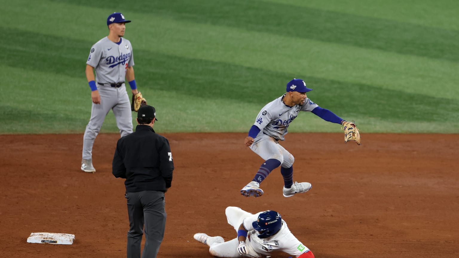 Dodgers turn two to end the 3rd inning | 10/24/2025 | Los Angeles Dodgers