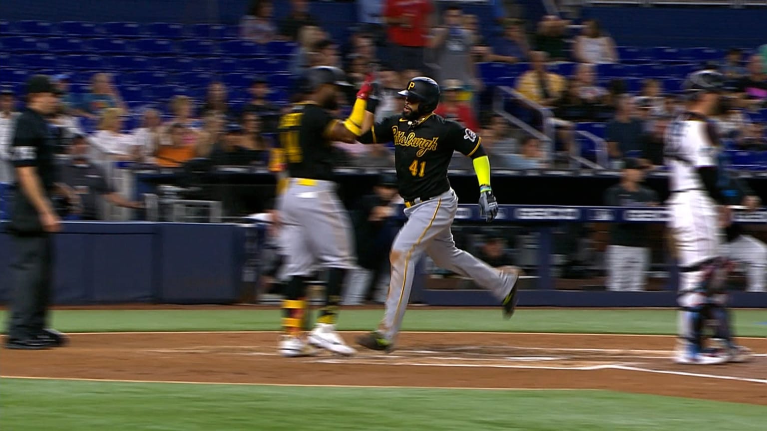 Santana steals third then scores on an overthrow | 06/22/2023 ...