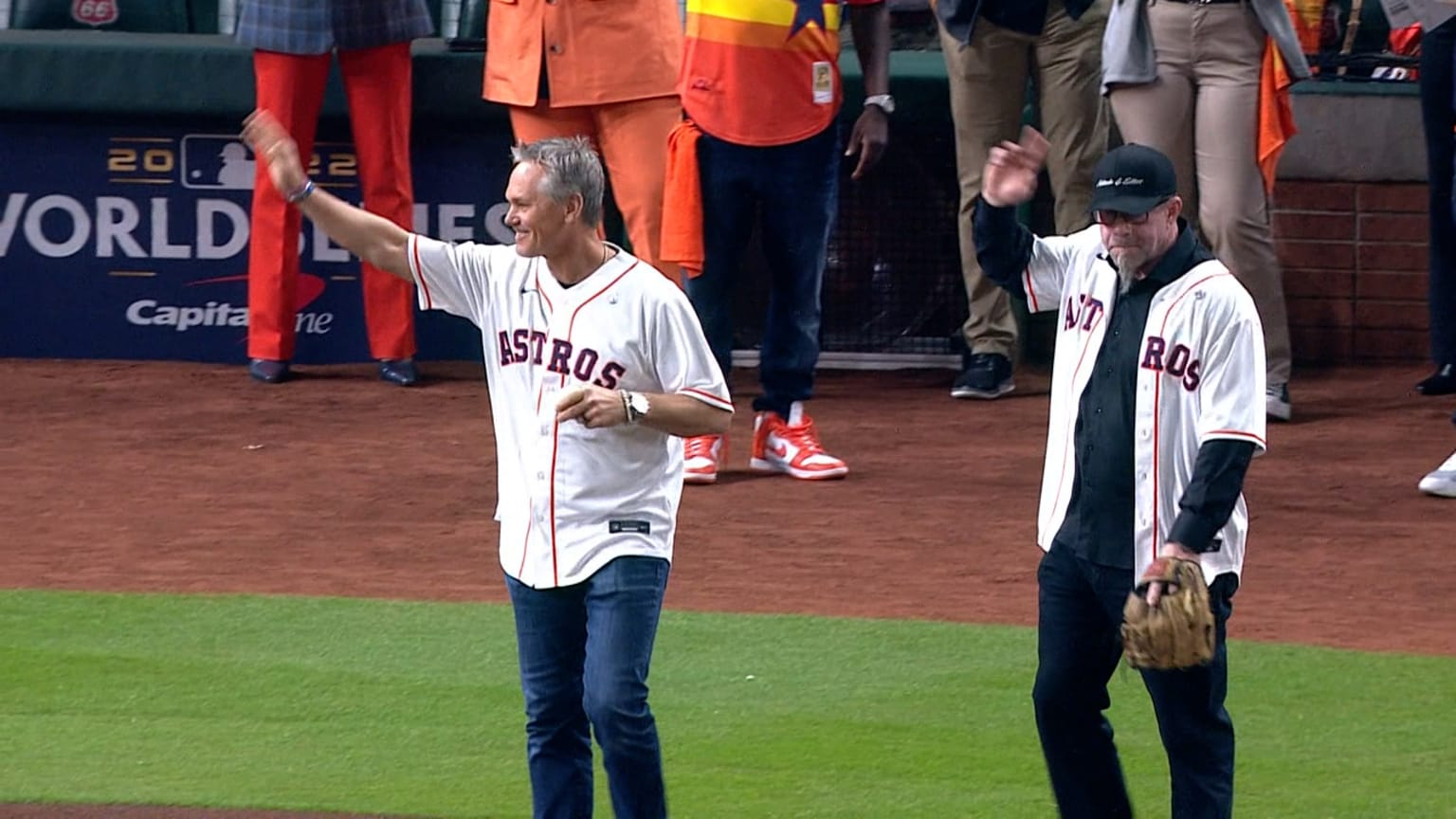 Biggio throws 1st pitch to Bagwell, 10/29/2022