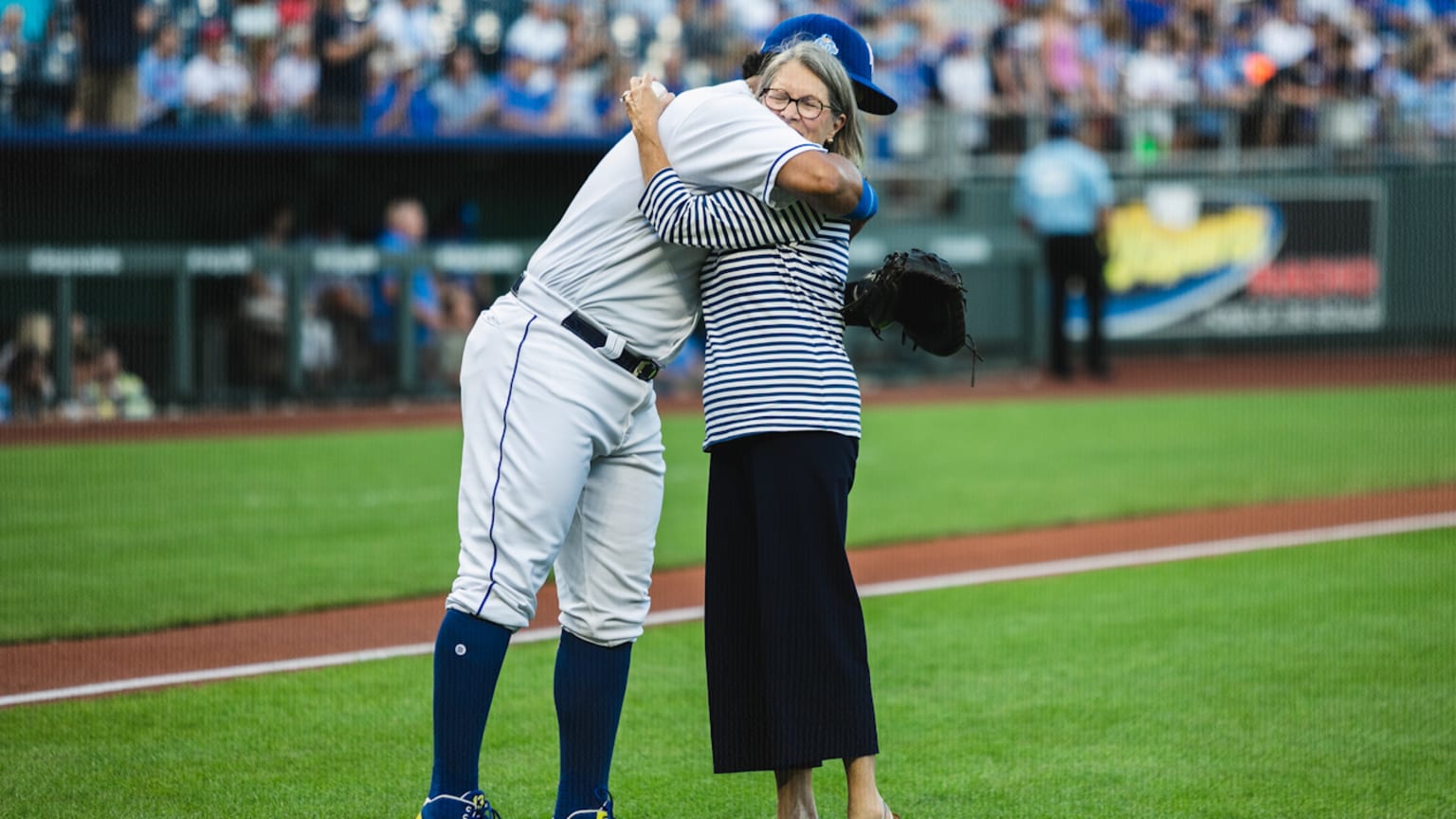 KC Royals Sal Perez honored by Clemente Award nomination