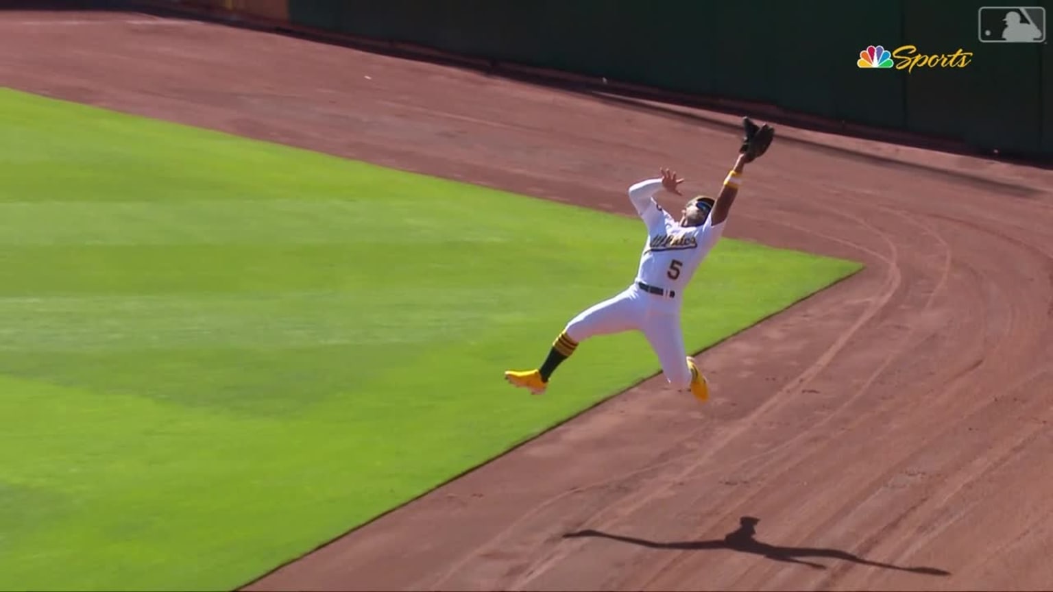 Tony Kemp's acrobatic catch, 09/27/2022