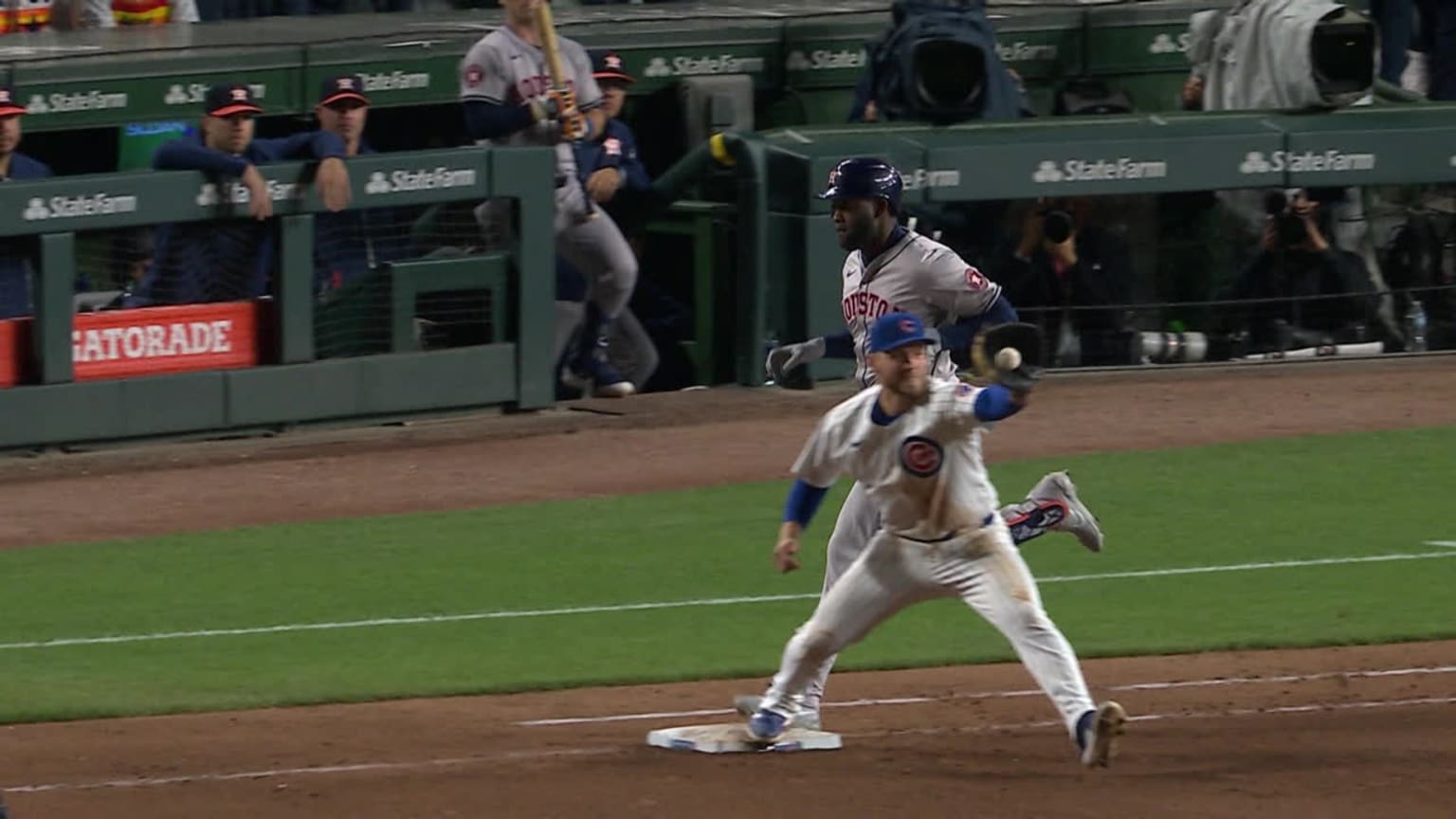 Alvarez beats the throw to first following challenge 04/23/2024