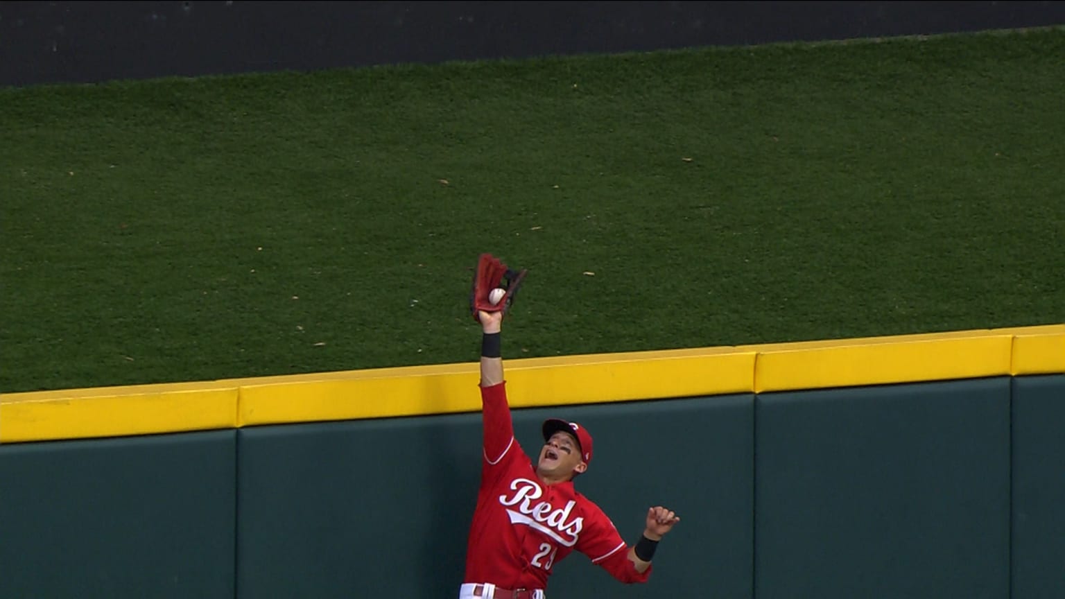 TJ Friedl makes an incredible catch to rob Laureano 08/16/2023