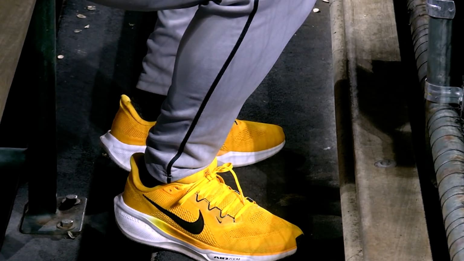 Torey Lovullo wears yellow shoes for his best friend | 08/15/2025
