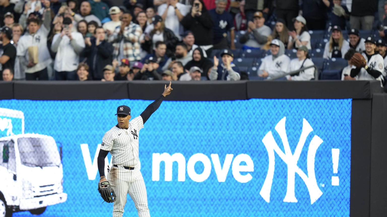 Juan Soto starts a double play 04/10/2024 New York Yankees