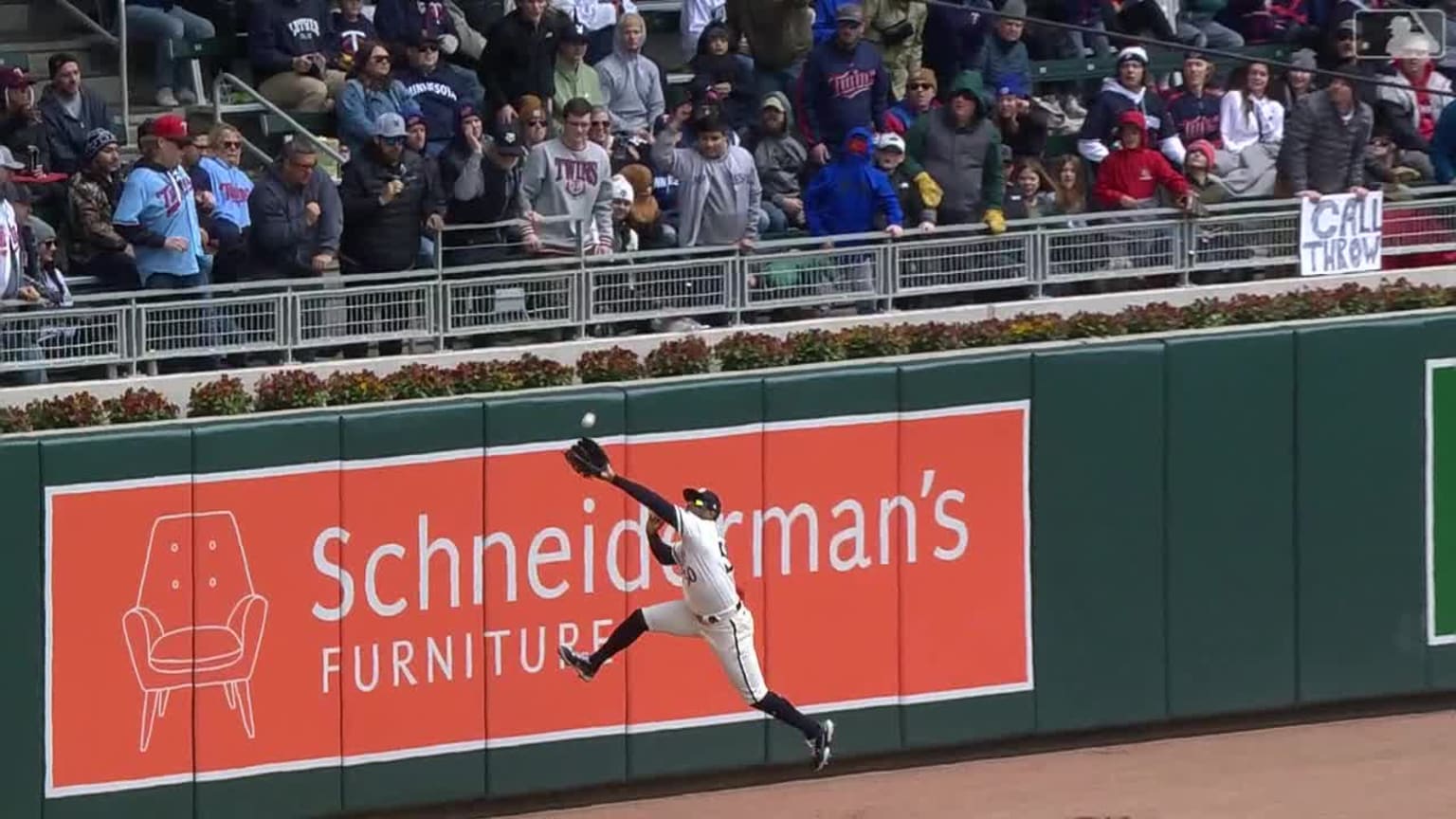 Oscar Colás' leaping catch, 06/17/2023