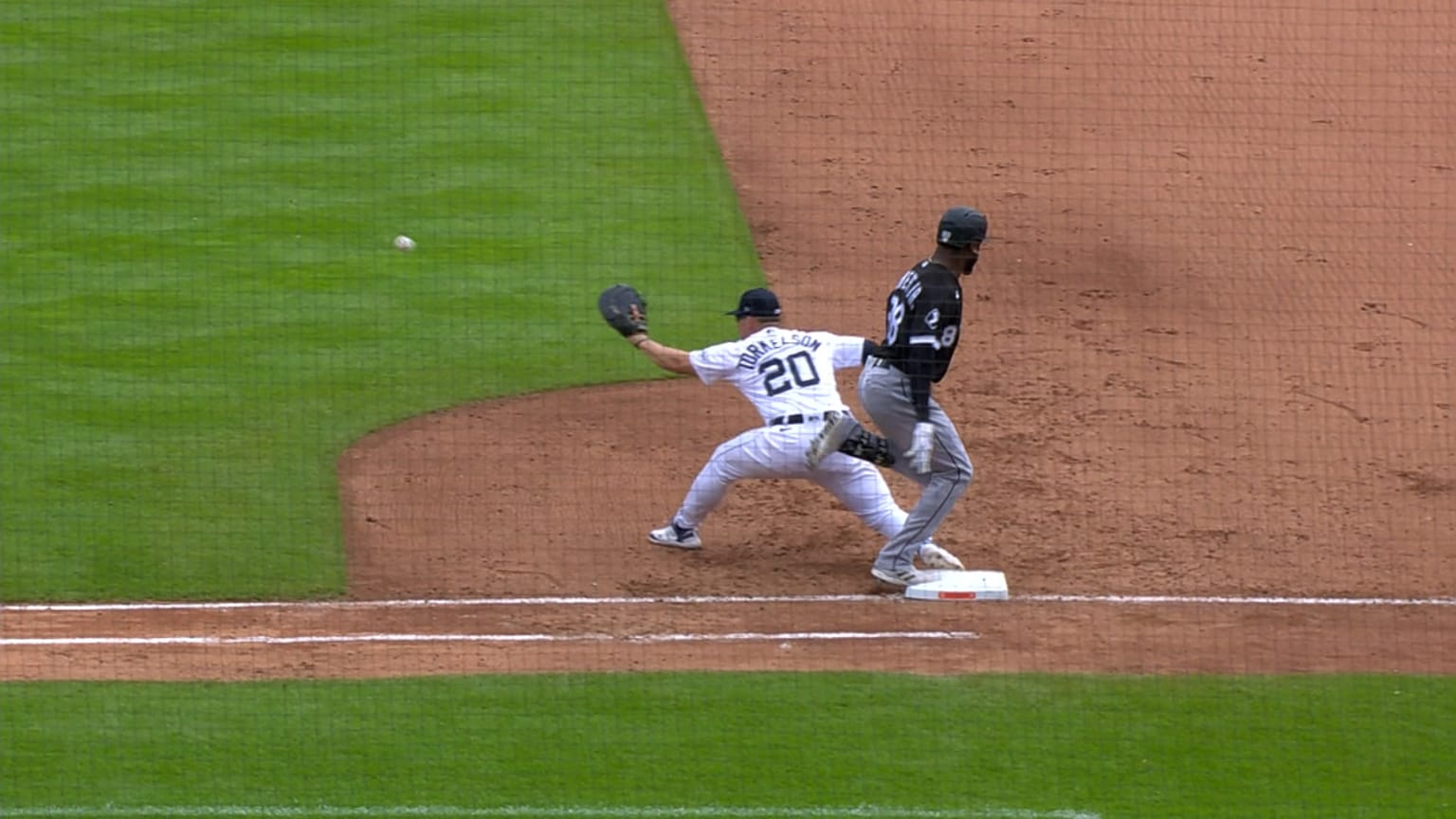 Luis Robert Jr. grounds an RBI single | 09/10/2023 | Chicago White Sox