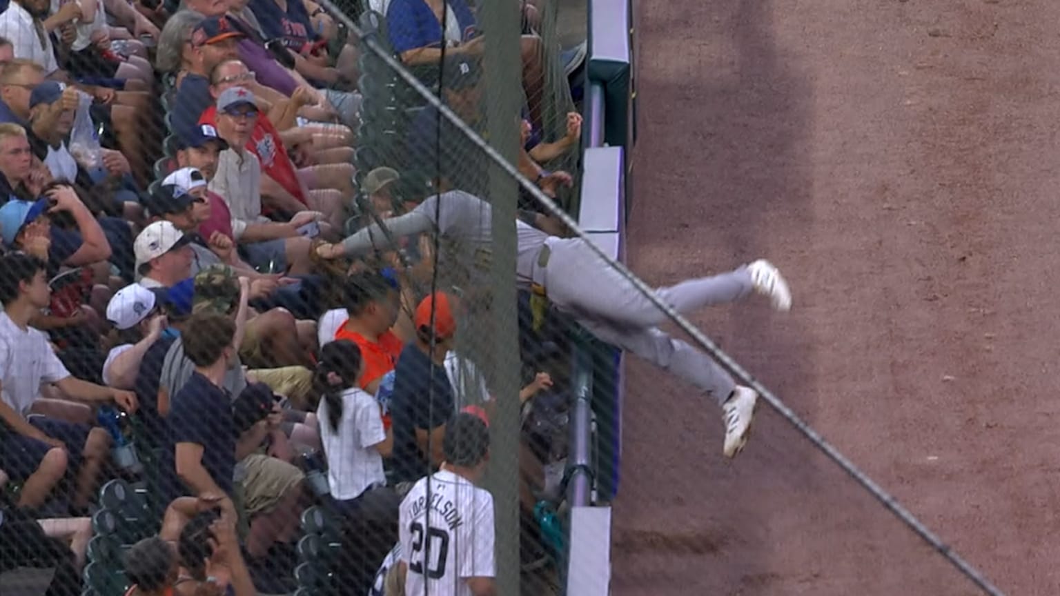 Max Muncy's reaching snag | 06/24/2025 | Athletics