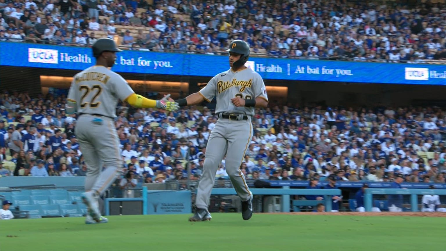 Pirates take series over Brewers in throwback uniforms
