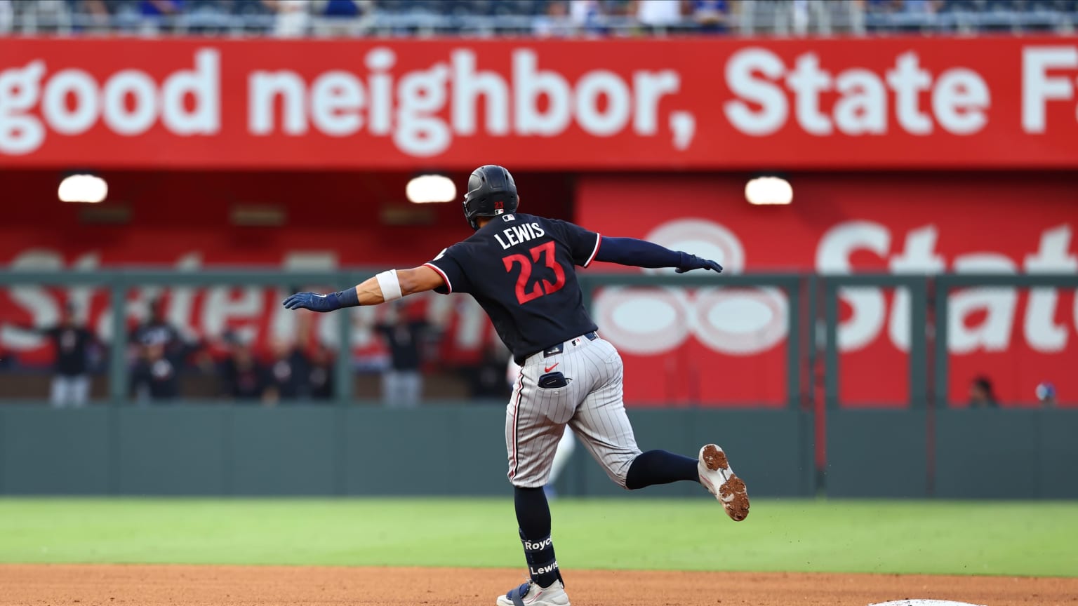 Royce Lewis hammers a solo home run to left field, cutting the Twins' deficit to 2-1 in the top of the 5th inning