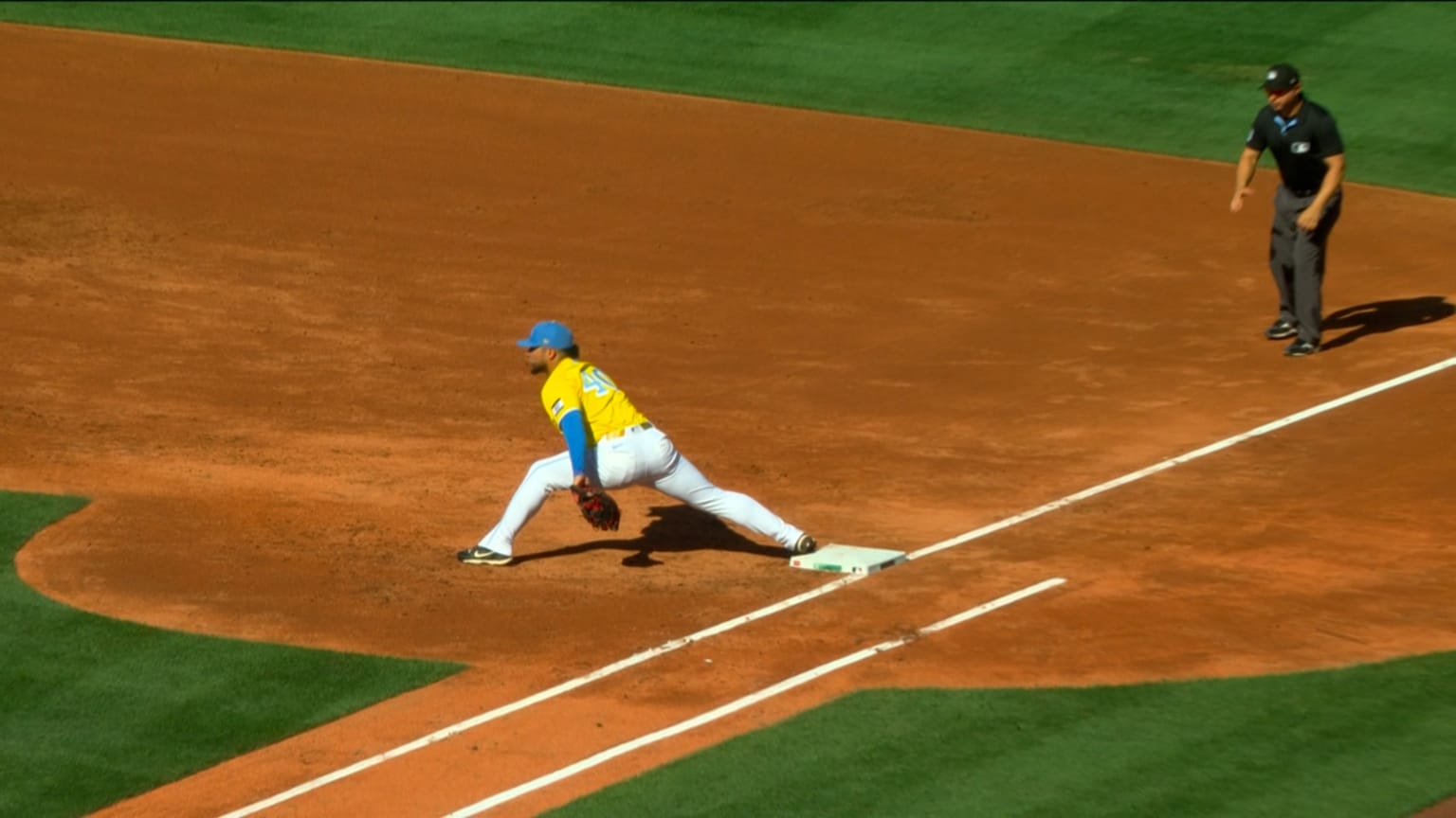 Isiah Kiner-Falefa makes a smooth defensive play to get the Red Sox out of the top of the 3rd inning