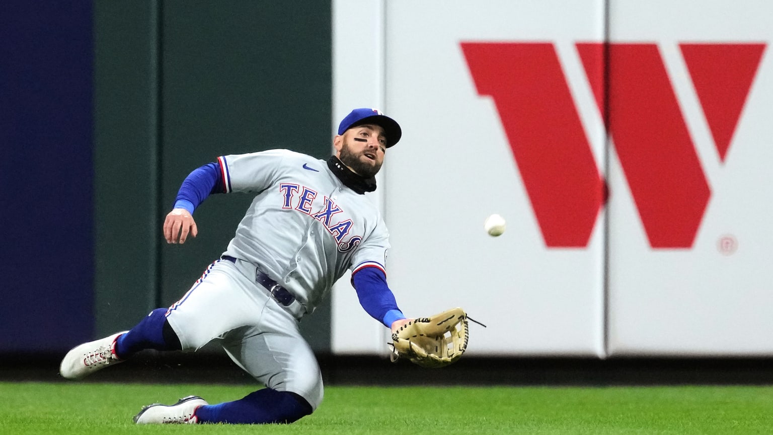 Kevin Pillar's sliding catch | 03/31/2025 | Texas Rangers