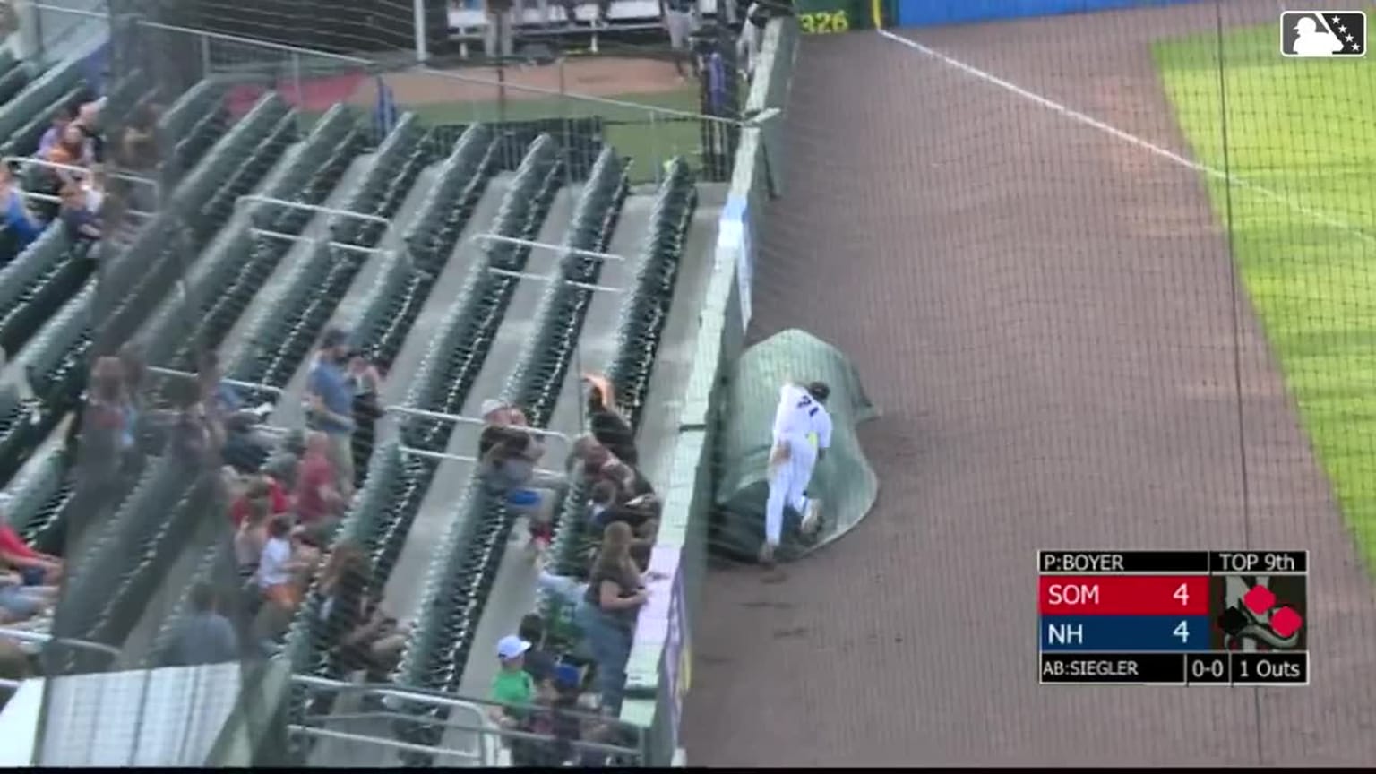 Alex De Jesus #39 impressive grab in foul territory 05/23/2024 Toronto