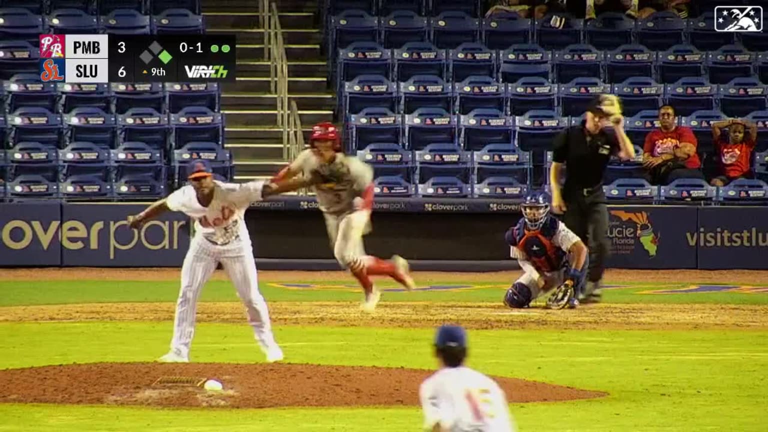 Miguel Alfonseca grabs a ground ball behind his back 08/12/2023