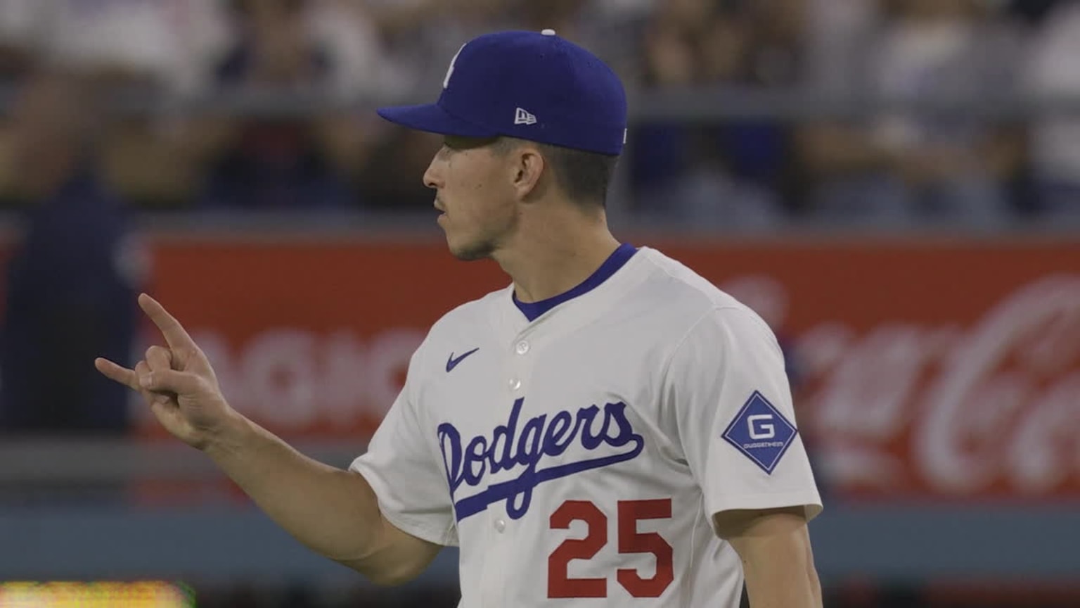 Tommy Edman's terrific spinning play | 04/11/2025 | Los Angeles