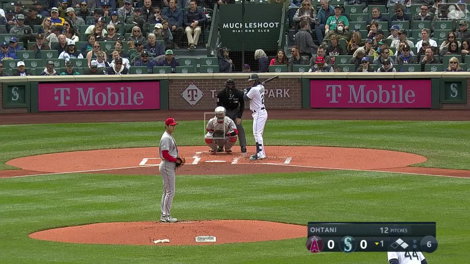 Eugenio Suárez singles to right field in the 1st | 04/05/2023 | Seattle ...