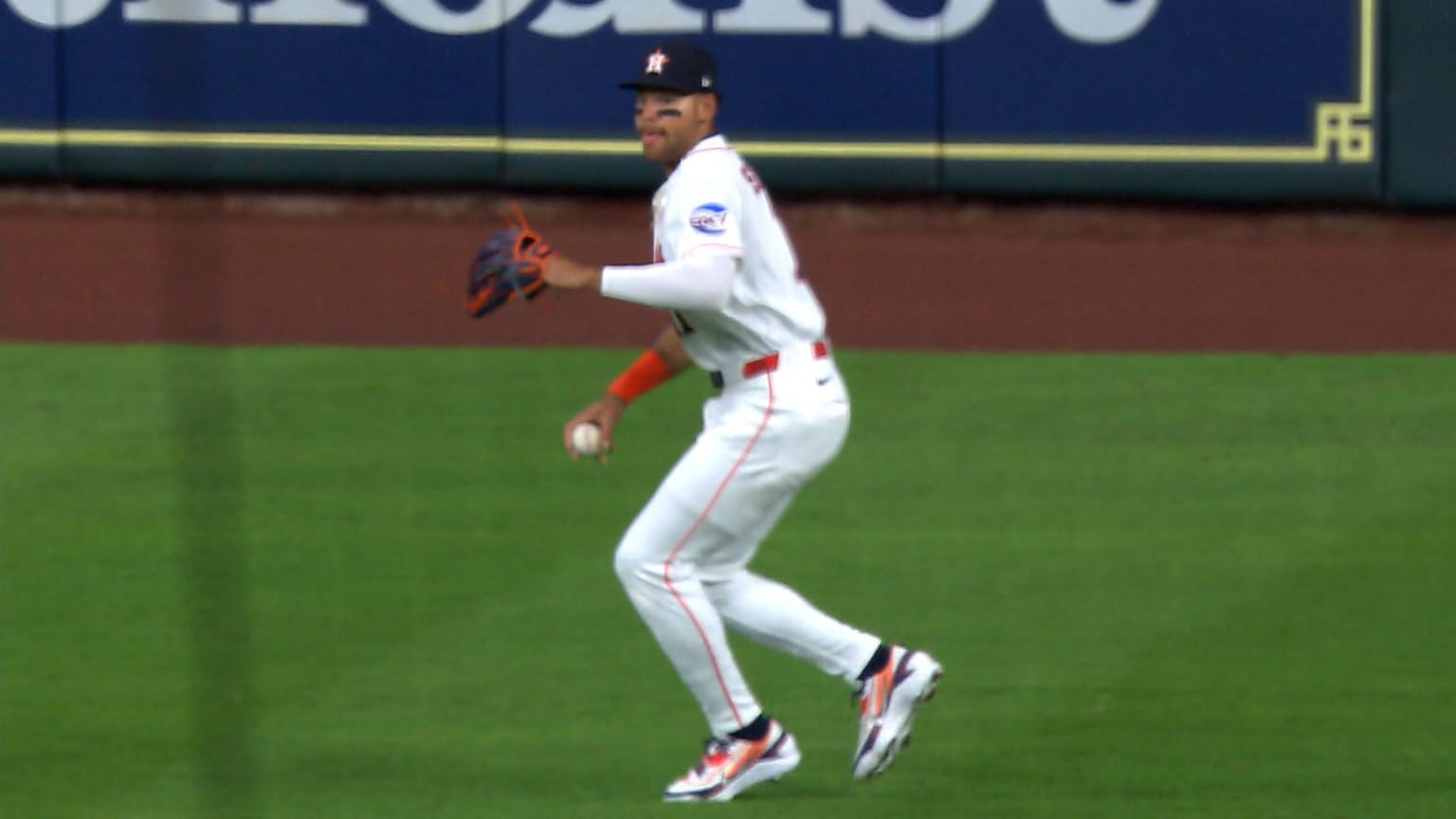 Cam Smith throws behind runner for out | 04/16/2026 | MLB.com