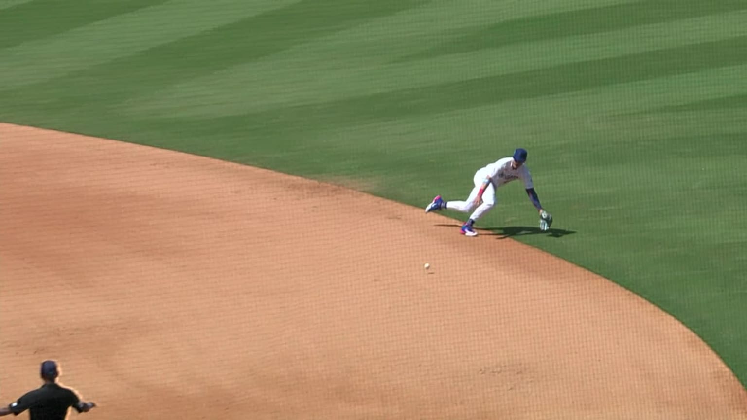 Miguel Vargas makes a diving play at second base | 06/18/2023 | Los ...