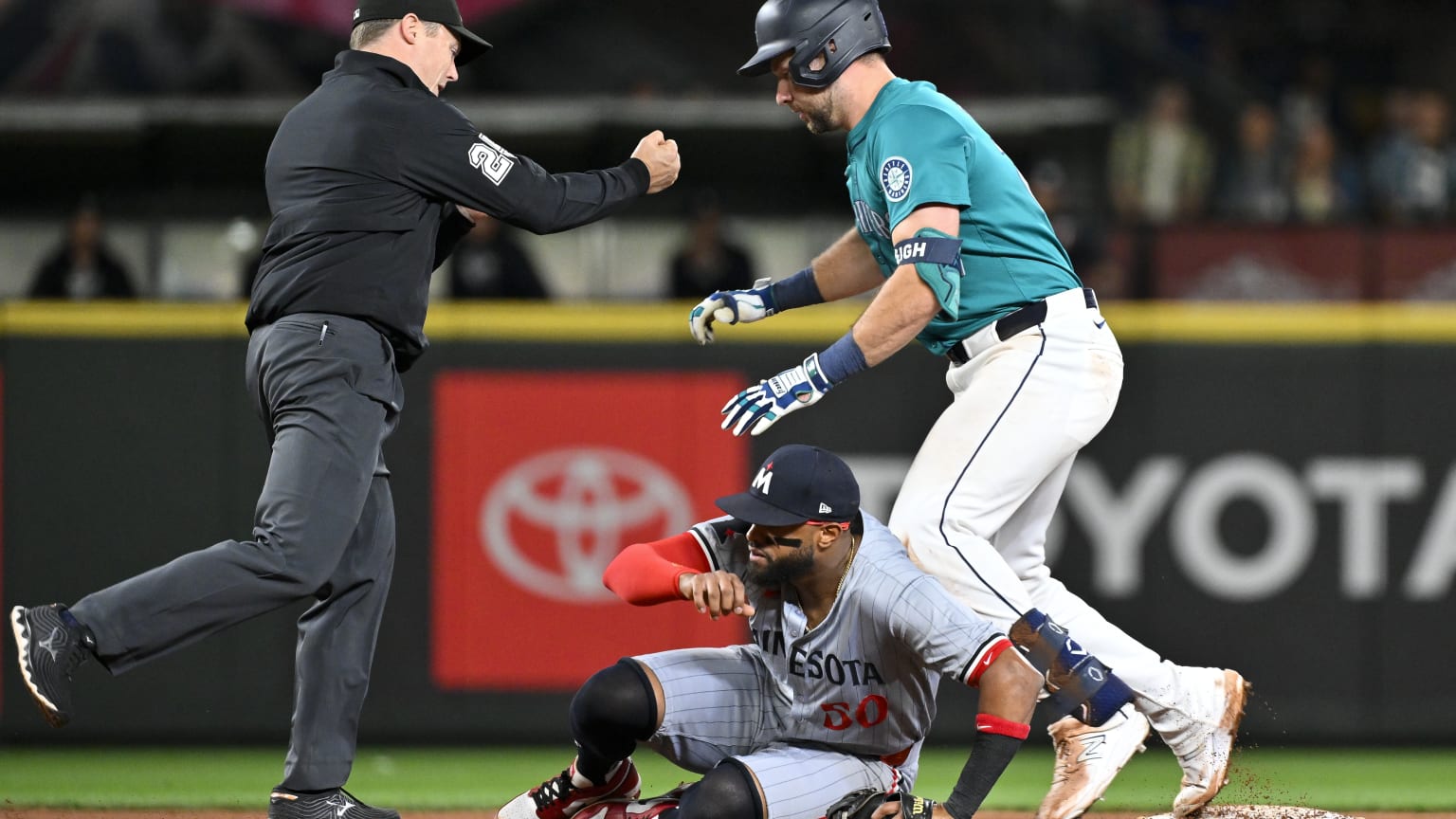 Twins make a great relay to nab Cal Raleigh at second | 06/29/2024 ...