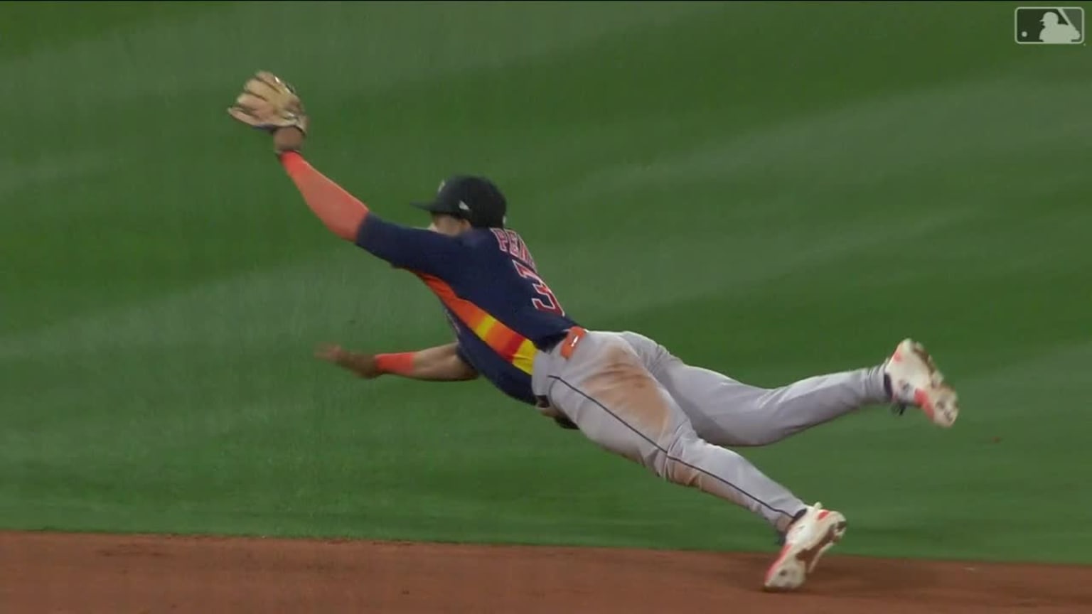 Jeremy Peña makes a diving grab to kickstart the Astros' double