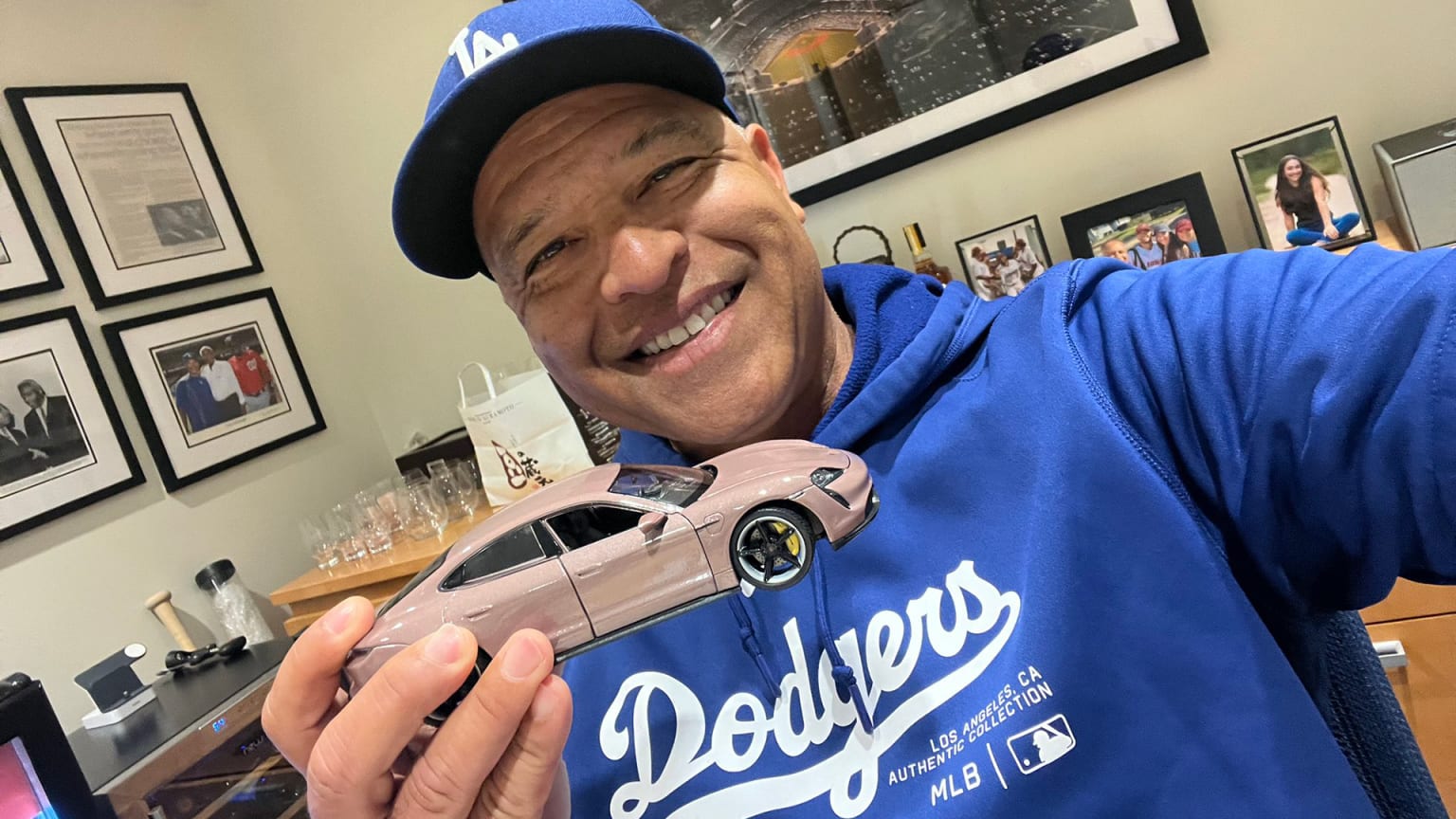 Shohei Ohtani gifts Dave Roberts a toy Porsche | 05/04/2024 | Los