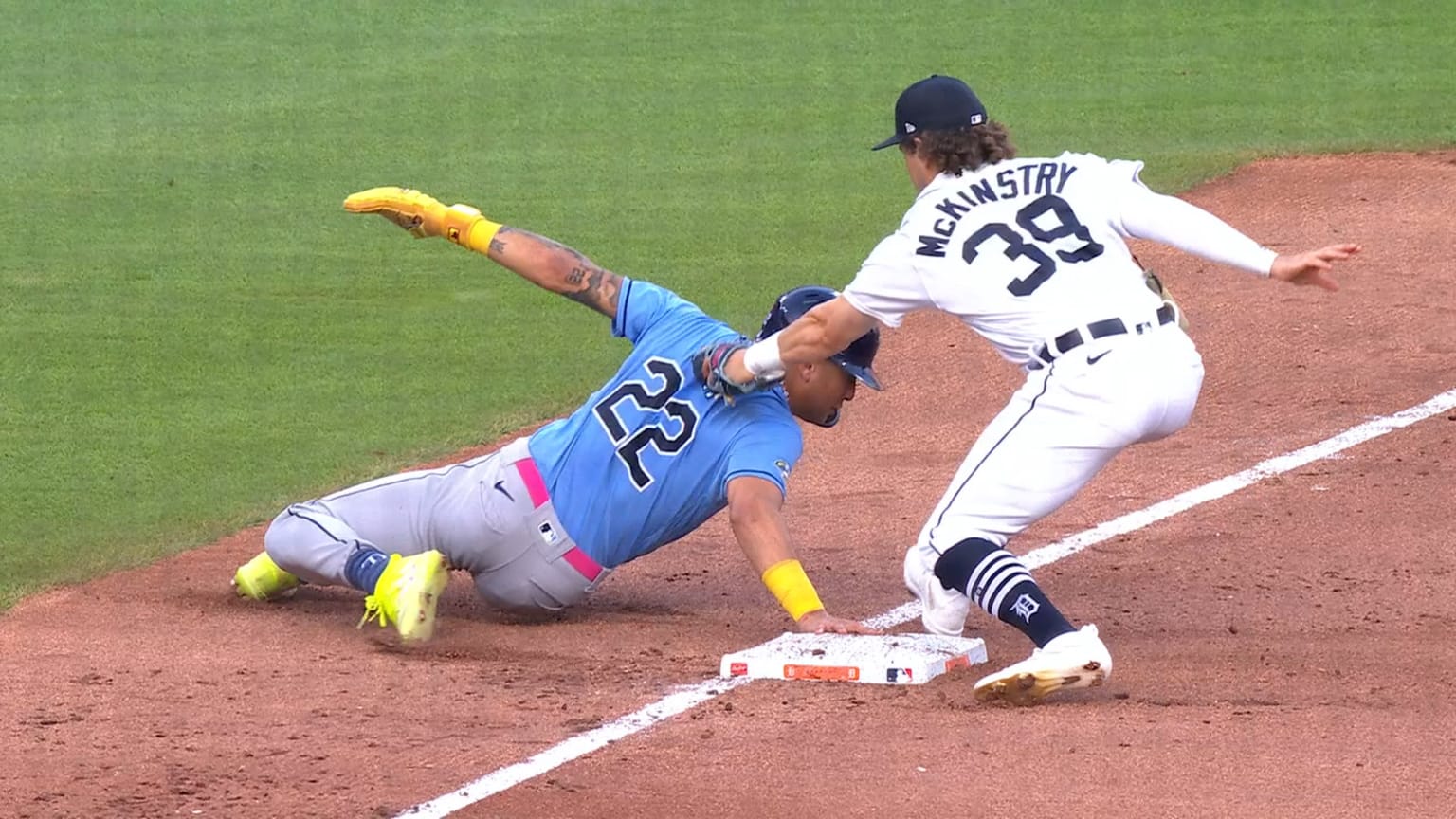 Jose Siri is ruled safe at third base after a review | 08/04/2023