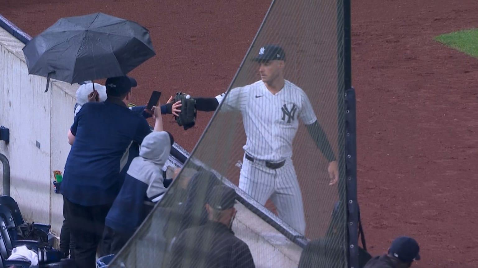 Cody Bellinger high-fives a fan at Yankee Stadium | 05/06/2026 | MLB.com