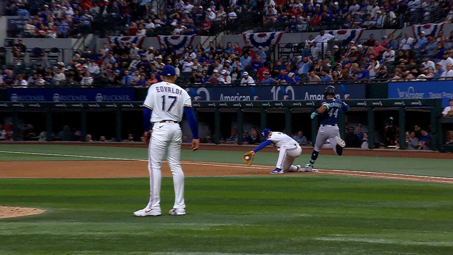 Julio Rodríguez's infield single upheld after review | 04/07/2026 ...