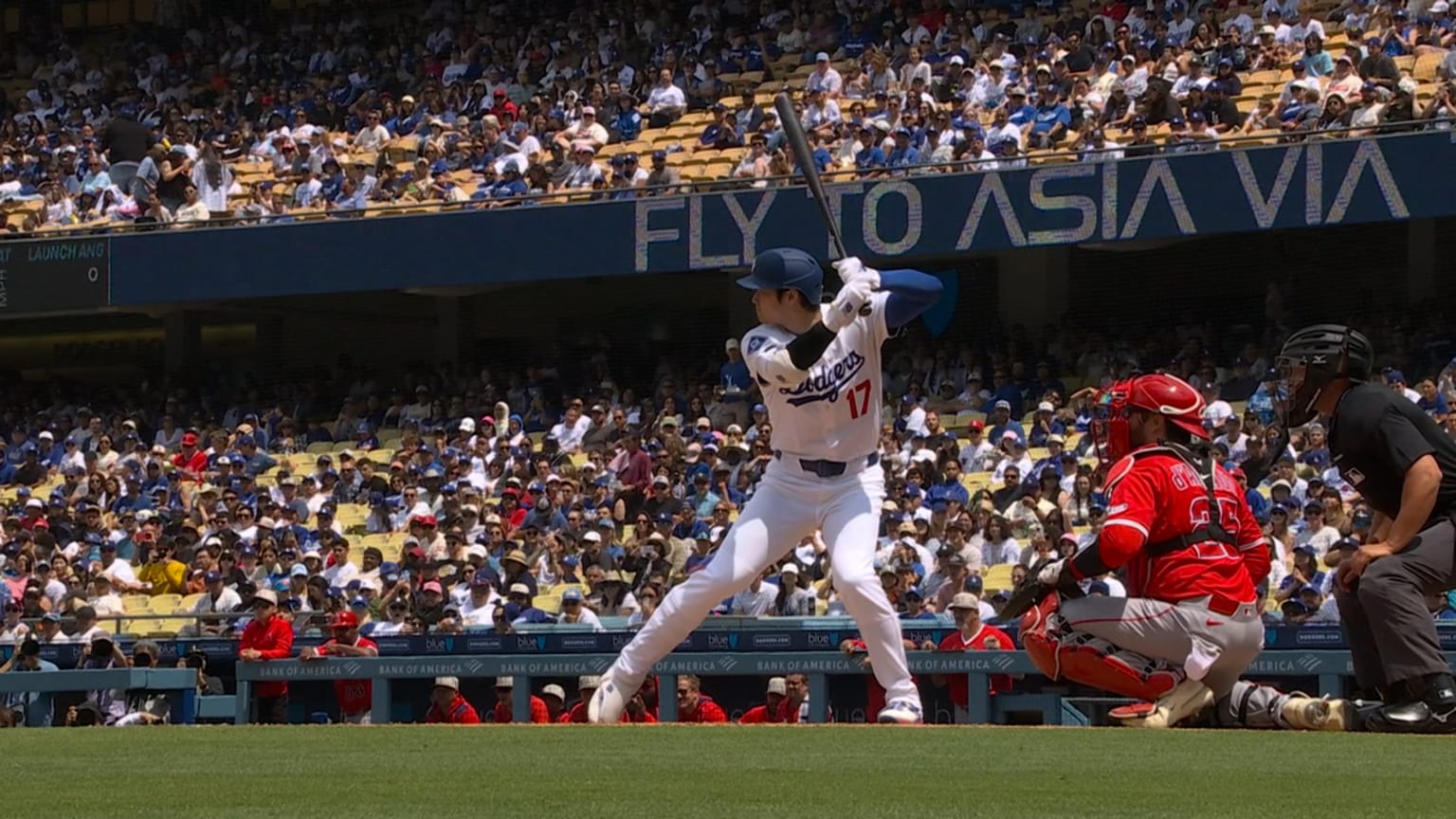 Shohei Ohtani singles in the 3rd 05/18/2025 Los Angeles Dodgers
