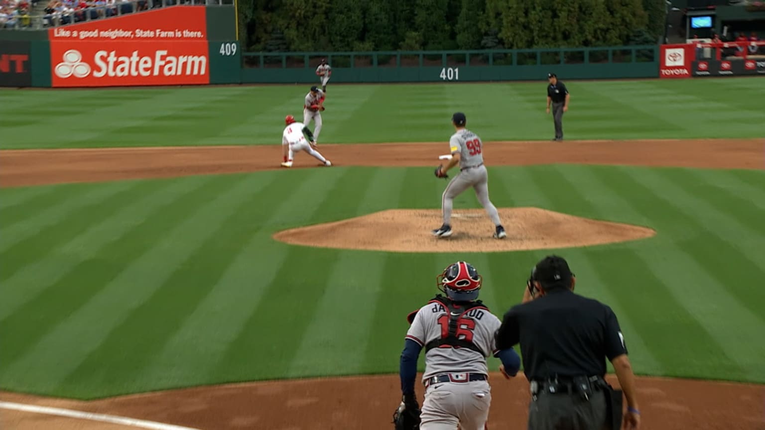 Braves turn a nifty double play 06/20/2023 Atlanta Braves