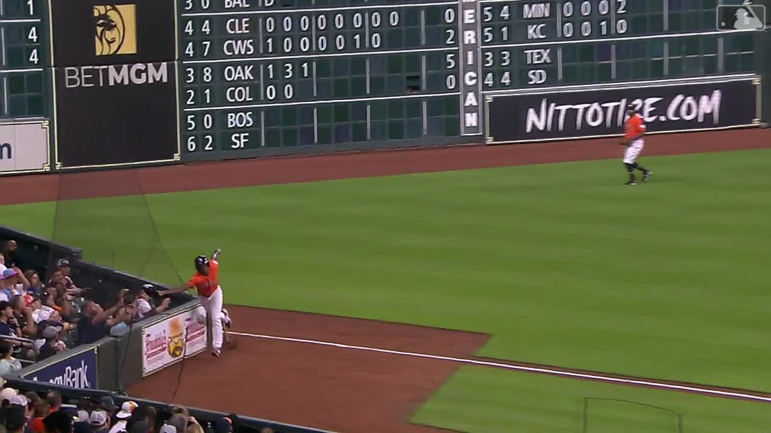 Astros ball boy makes great catch, 07/28/2023